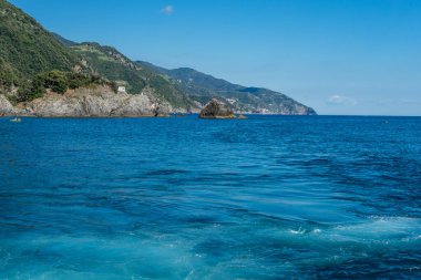 Avrupa, İtalya, Cinque Terre, Monterosso, arkasında dağ olan bir su kütlesi.