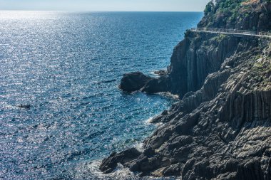 İtalya, Cinque Terre, Manarola, İtalya Riviera okyanusunun üzerindeki uçurum