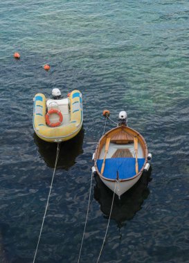 Tekneler İtalya, Cinque Terre, Riomaggiore körfezine yanaştı.