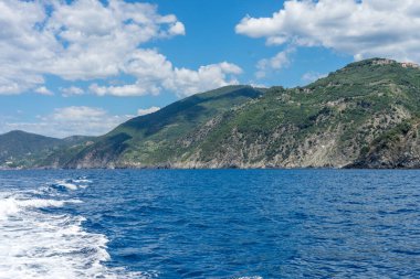 Avrupa, İtalya, Cinque Terre, Monterosso. Arkasında dağ olan büyük bir su kütlesi.