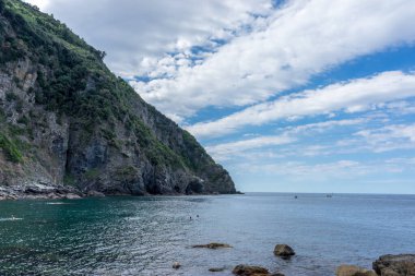 Avrupa, İtalya, Cinque Terre, Riomaggiore, arka planda dağ olan bir su kütlesi
