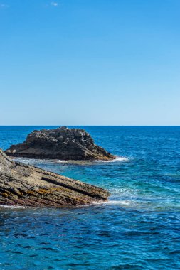 Avrupa, İtalya, Cinque Terre, Vernazza, bir su kütlesinin ortasında bir ada.