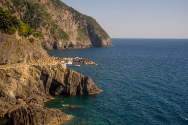 İtalya, Cinque Terre, Manarola, İtalya Riviera okyanusunun üzerindeki uçurum