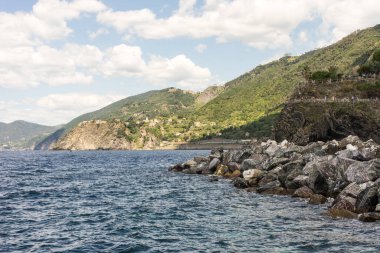 Avrupa, İtalya, Cinque Terre, Monterosso, arkasında dağ olan bir su kütlesi.