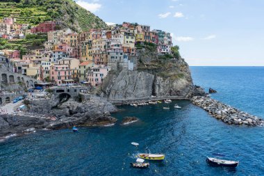 Avrupa, İtalya, Cinque Terre, Manarola, Cinque Terre. Arka planda Cinque Terre olan küçük bir tekne.