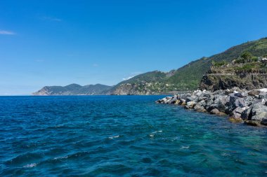 Avrupa, İtalya, Cinque Terre, Riomaggiore, okyanusta dağı olan büyük bir su kütlesi.