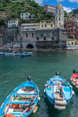 Avrupa, İtalya, Cinque Terre, Vernazza, Vernazza, Nehirdeki botlar yeniden inşa edildi.