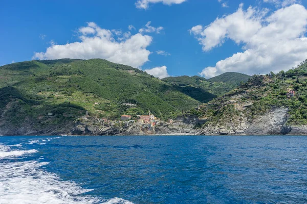 ヨーロッパ イタリア チンクテレ モンテレッソ バックグラウンドで山と水の大規模な体 — ストック写真