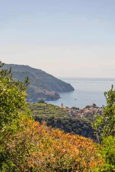 Europa Italia Cinque Terre Corniglia Cuerpo Agua Con Una Montaña — Foto de Stock
