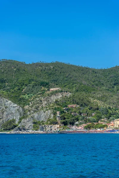 Європа Італія Cinque Terre Монтероссо Велика Водойма Горою Задньому Плані — стокове фото