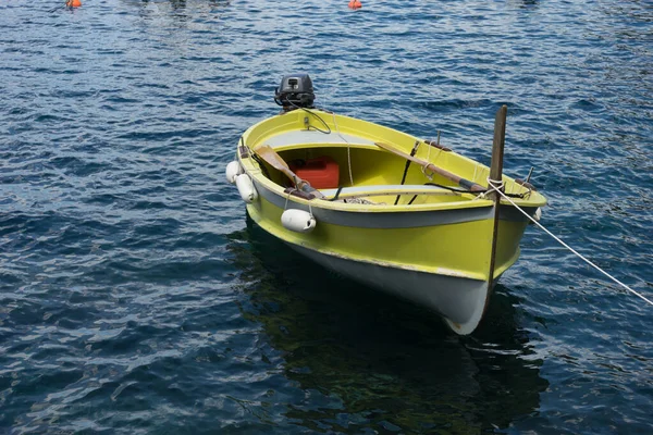Europa Italien Cinque Terre Manarola Liten Gul Båt Vattensamling — Stockfoto