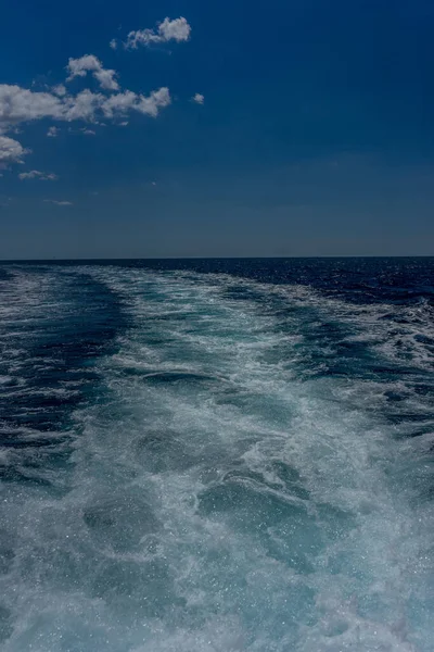 Europa Włochy Cinque Terre Monterosso Człowiek Ujeżdżający Falę Oceanie — Zdjęcie stockowe