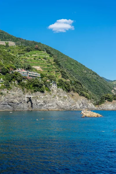 ヨーロッパ イタリア チンクテレ モンテレッソ モンテレッソ マーレ 青い空に向かって海と山の景色 — ストック写真