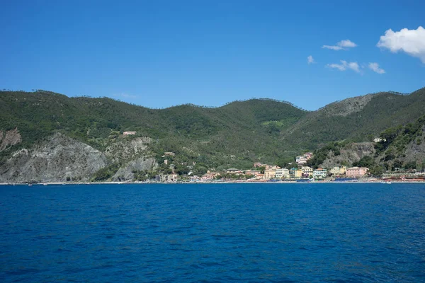 意大利 Cinque Terre 蒙特罗索 一个以高山为背景的大型水体 — 图库照片