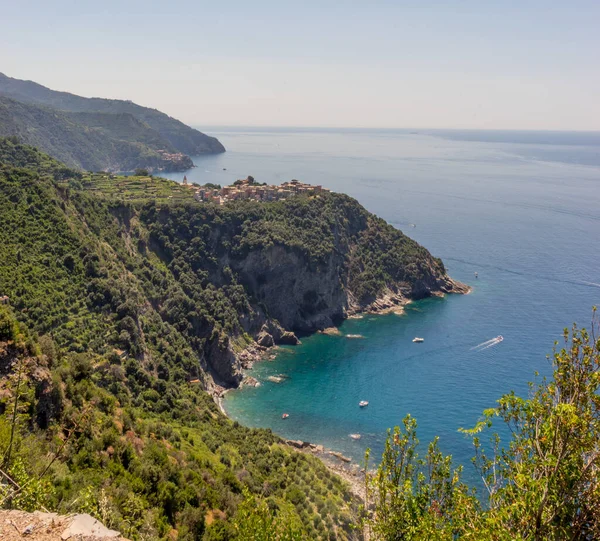 Europa Italia Cinque Terre Corniglia Cuerpo Agua Con Una Montaña — Foto de Stock