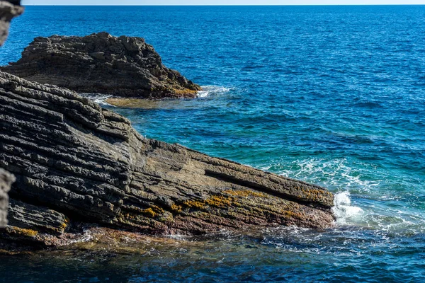Europa Italia Cinque Terre Vernazza Una Spiaggia Rocciosa Riva Mare — Foto Stock