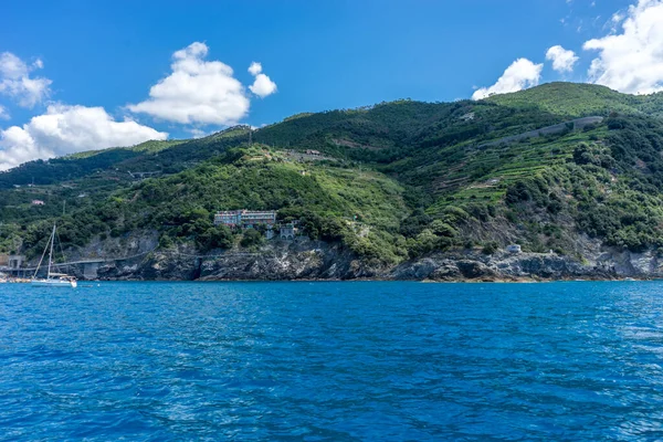 Europa Włochy Cinque Terre Monterosso Duży Zbiornik Wodny Górą Tle — Zdjęcie stockowe