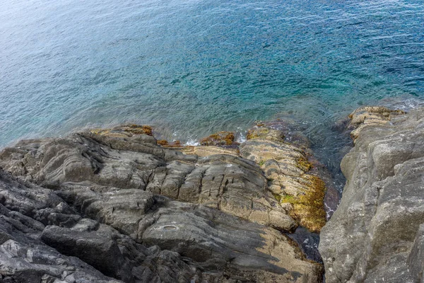 意大利 Cinque Terre Riomaggiore 一块紧邻水体的岩石 — 图库照片
