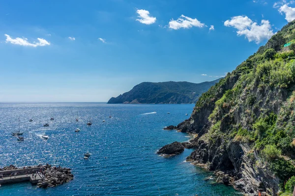 Europa Italien Cinque Terre Vernazza Vattensamling Med Ett Berg Bakgrunden — Stockfoto