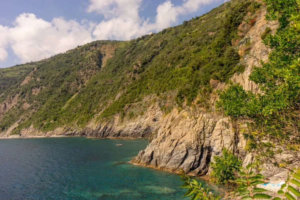 Europa Itália Cinque Terre Manarola Corpo Água Com Uma Montanha — Fotografia de Stock