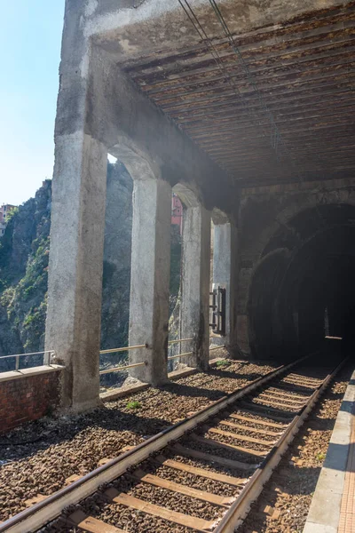 Europa Italien Cinque Terre Manarola Ein Steinbau Mit Einer Brücke — Stockfoto