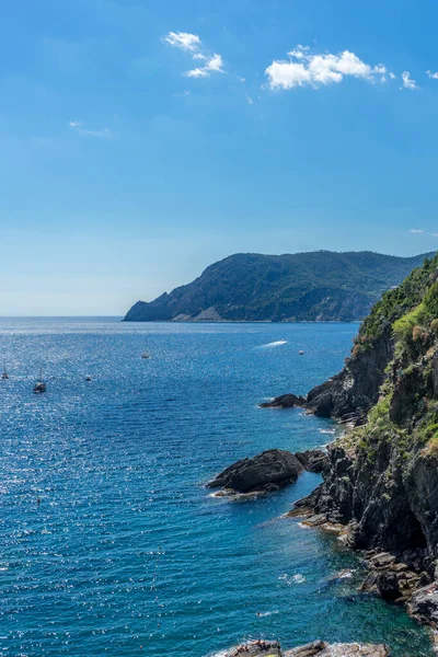 Europa Itália Cinque Terre Vernazza Corpo Água Com Uma Montanha — Fotografia de Stock