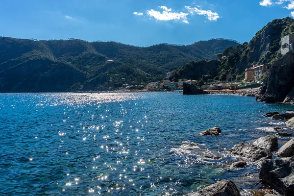 Europa Italia Cinque Terre Monterosso Cuerpo Agua Con Una Montaña —  Fotos de Stock