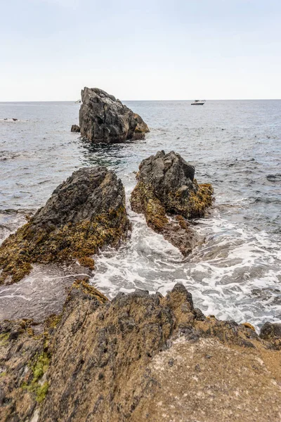 ヨーロッパ イタリア チンクテレ マナローラ 水の体の横にある岩のビーチ — ストック写真
