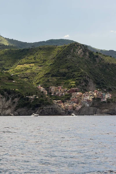 ヨーロッパ イタリア チンクテレ モンテレッソ 背景に山のある水の体 — ストック写真