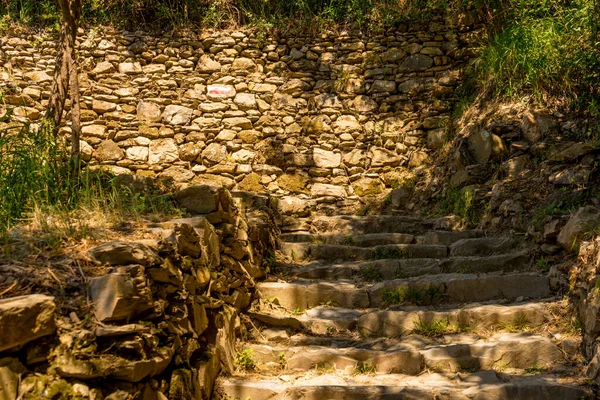 Europa Italien Cinque Terre Corniglia Ett Vattenfall Ett Stenigt Område — Stockfoto