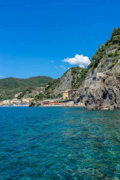 Europa Włochy Cinque Terre Monterosso Duży Zbiornik Wodny Górą Tle — Zdjęcie stockowe