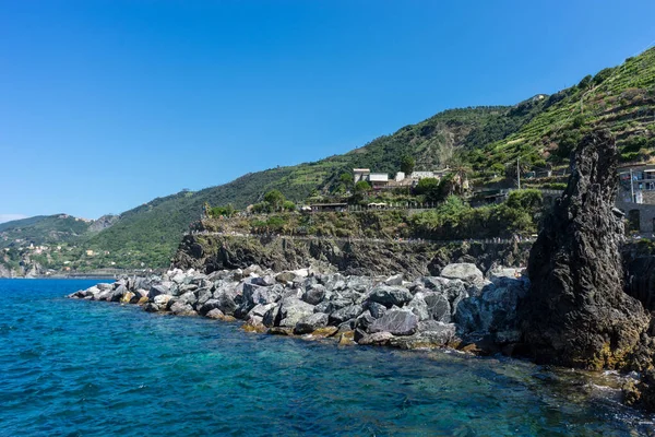 Europa Italien Cinque Terre Riomaggiore Stor Vattensamling Med Ett Berg — Stockfoto
