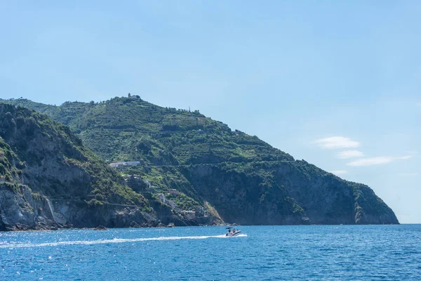 Europa Itália Cinque Terre Riomaggiore Uma Grande Massa Água Com — Fotografia de Stock