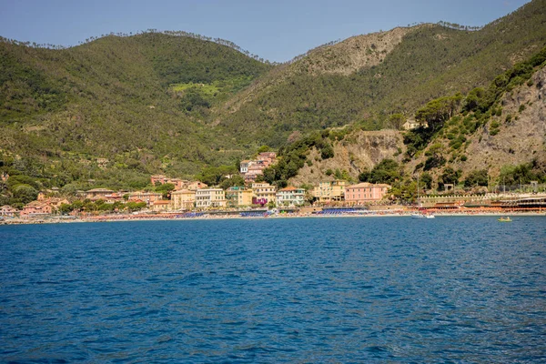 Európa Olaszország Cinque Terre Monterosso Egy Nagy Víztest Egy Hegy — Stock Fotó