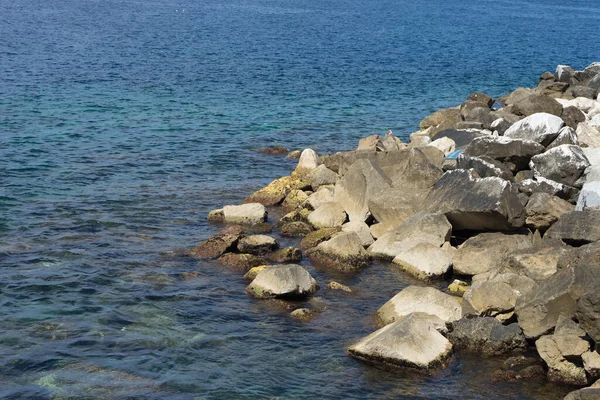 Europa Italien Cinque Terre Riomaggiore Ein Felsiger Strand Neben Einem — Stockfoto