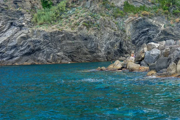 意大利 Cinque Terre 蒙特罗索 一块紧邻水体的岩石 — 图库照片