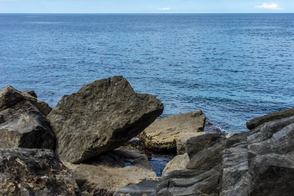 意大利 Cinque Terre Riomaggiore 一个人坐在靠近海洋的岩石上 — 图库照片