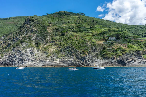 意大利 Cinque Terre 蒙特罗索 一个以高山为背景的大型水体 — 图库照片