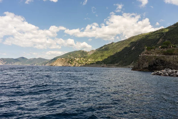 意大利 Cinque Terre 蒙特罗索 一个以高山为背景的大型水体 — 图库照片