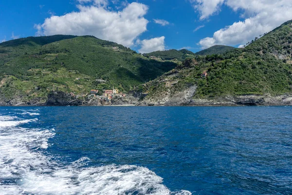 Europa Itália Cinque Terre Monterosso Corpo Água Com Uma Montanha — Fotografia de Stock