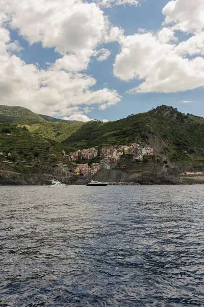 Európa Olaszország Cinque Terre Monterosso Egy Nagy Víztest Egy Hegy — Stock Fotó