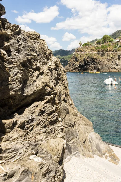 Європа Італія Cinque Terre Манарола Скелястий Острів Посеред Водоймища — стокове фото