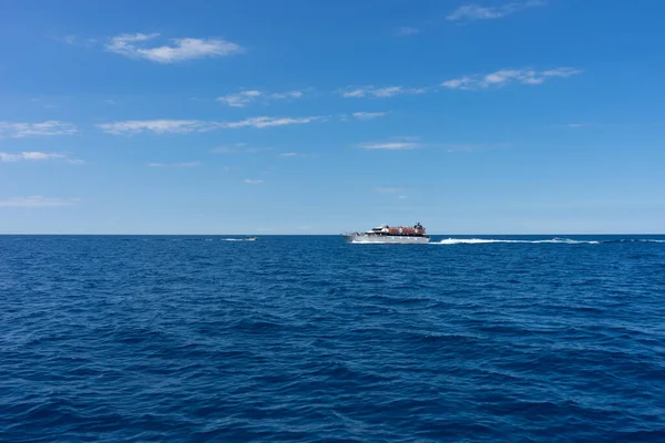 Ευρώπη Ιταλία Cinque Terre Riomaggiore Ένα Μεγάλο Σώμα Νερού Δίπλα — Φωτογραφία Αρχείου