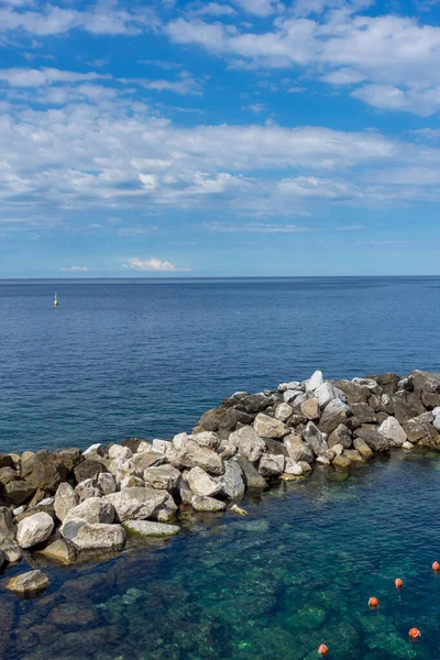Ιταλία Cinque Terre Riomaggiore Πέτρα Δίπλα Ένα Σώμα Του Νερού — Φωτογραφία Αρχείου