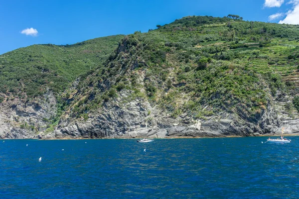 Európa Olaszország Cinque Terre Monterosso Egy Víztest Egy Hegy Háttérben — Stock Fotó