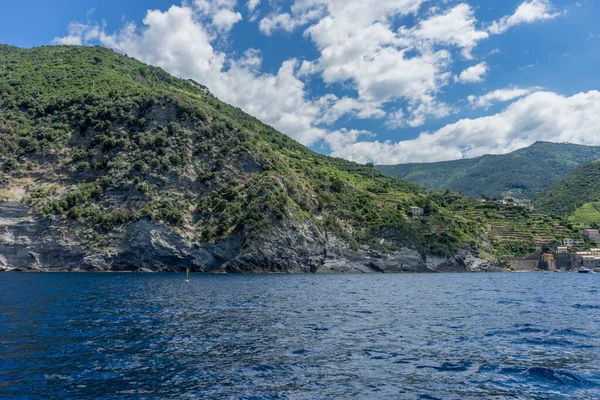 Europa Włochy Cinque Terre Monterosso Duży Zbiornik Wodny Górą Tle — Zdjęcie stockowe