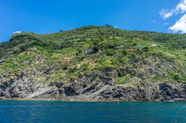 Avrupa, İtalya, Cinque Terre, Monterosso, arkasında dağ olan bir su kütlesi.