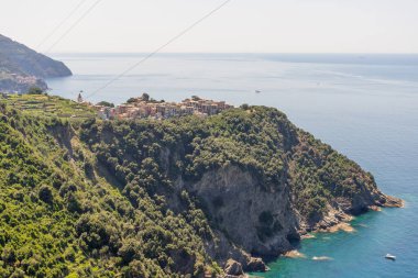 Avrupa, İtalya, Cinque Terre, Corniglia, arkasında dağ olan bir su kütlesi.