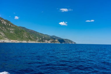 Avrupa, İtalya, Cinque Terre, Vernazza, bir su kütlesinin ortasında bir ada.