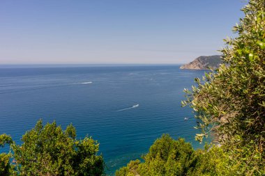 Avrupa, İtalya, Cinque Terre, Corniglia, bir su kütlesinin ortasında bir ada.